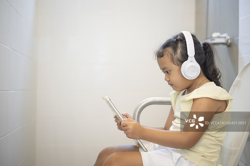 小女孩在家使用卫生间图片素材