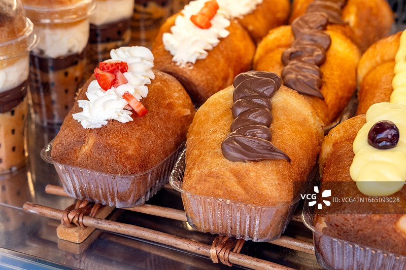 那不勒斯的传统意大利甜点朗姆酒巴巴配奶油图片素材