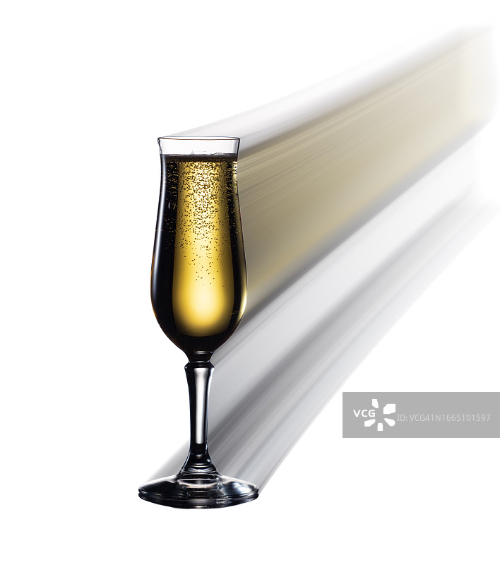白色背景上带有动感效果的香槟酒杯特写图片素材