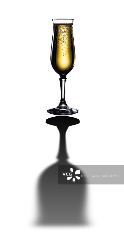 白色背景下带有长阴影的香槟酒杯特写图片素材