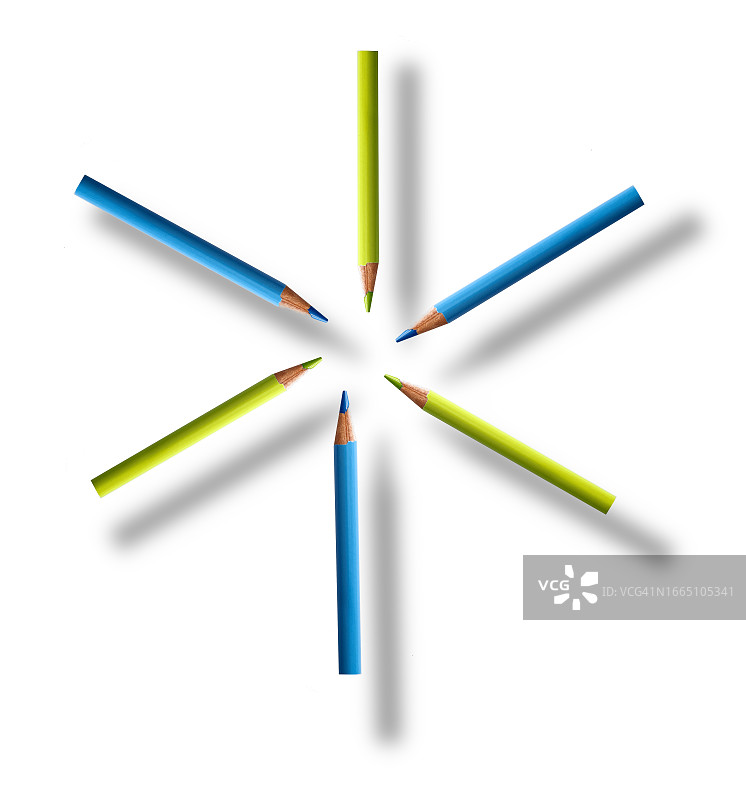 白色背景上形成一个圆圈的黄色和蓝色木制铅笔图片素材