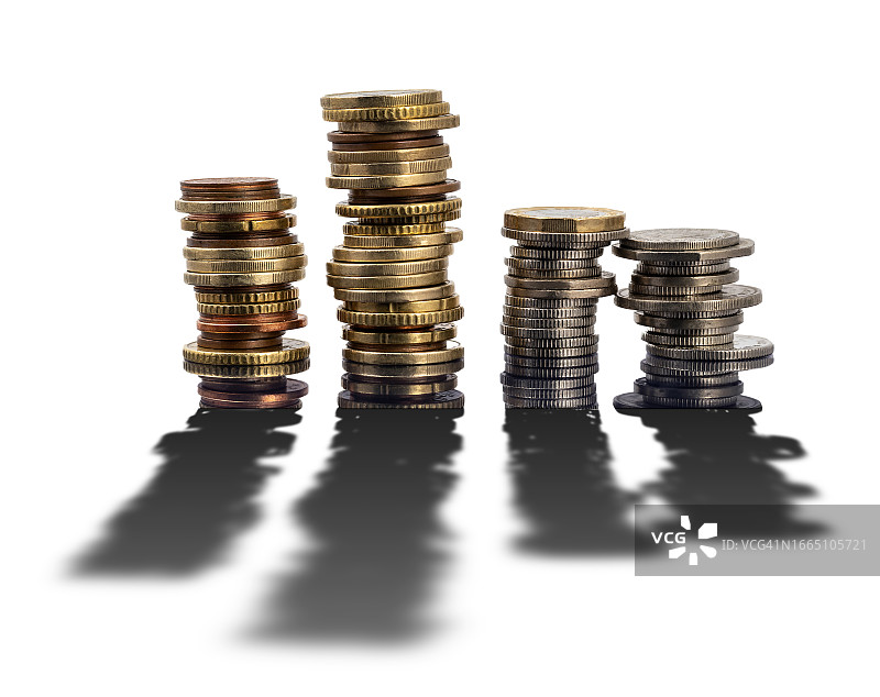 白色背景上的储蓄硬币堆，带小阴影图片素材