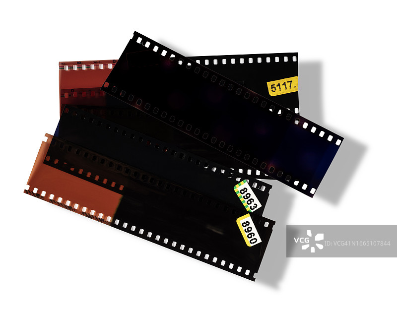 白色背景上带有小阴影的彩色胶片底片35mm胶片条图片素材