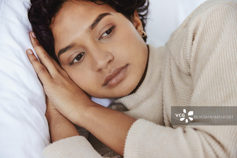 沉思：床上休息的女人图片素材