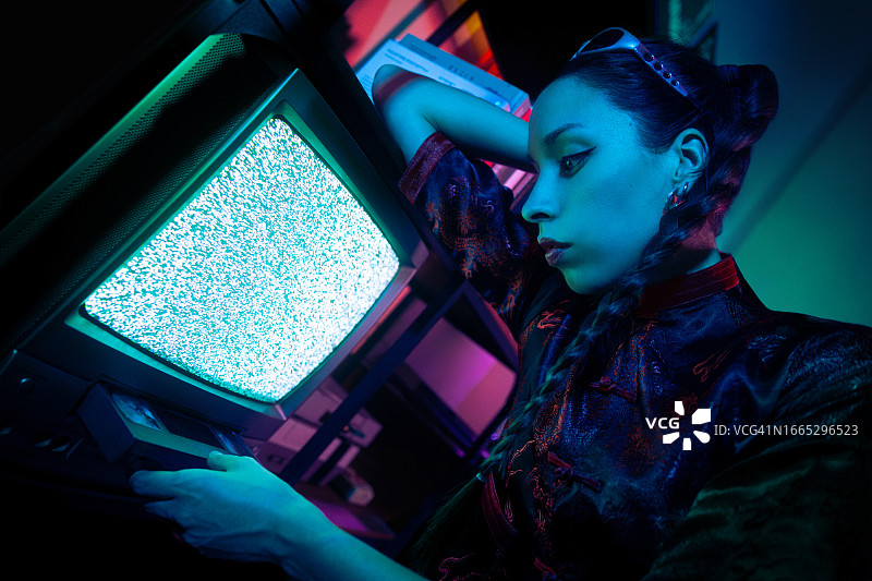 霓虹灯下的年轻女人图片素材