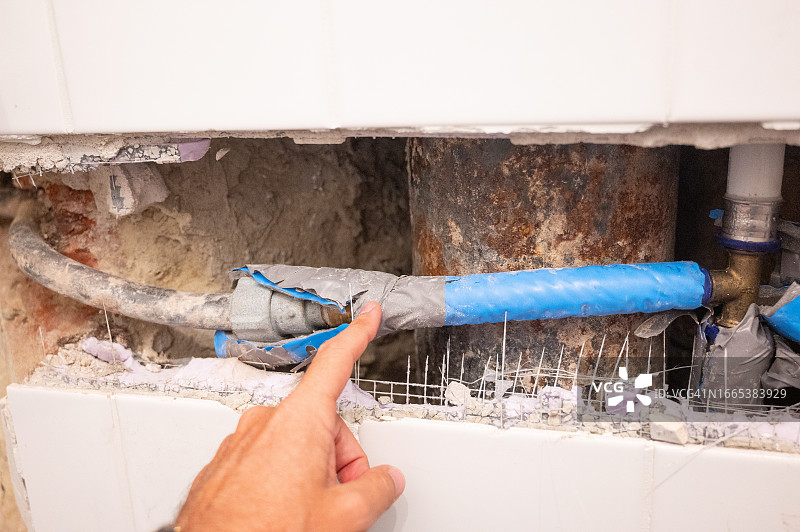 人物修理房屋中的管道图片素材