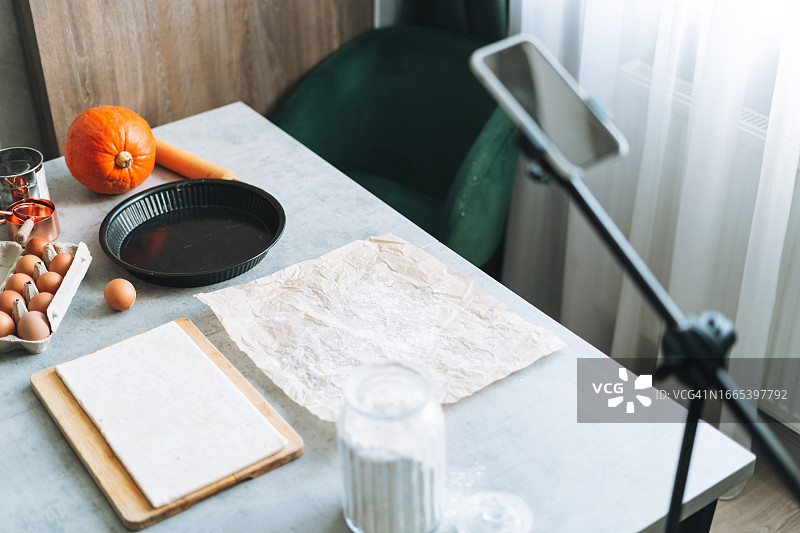 美食视频博主的居家厨房工作场景图片素材