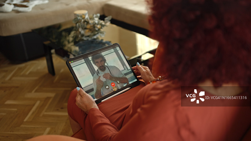 远程医疗：女人在线咨询医生图片素材