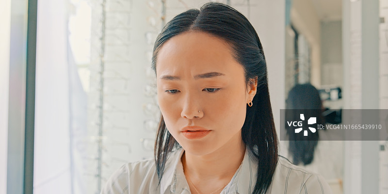 居家场景，悲伤和思考的亚洲女人，患有抑郁症和心理健康问题，感到悲伤、失落和孤独。感到倦怠、孤独、压力、焦虑和疲劳图片素材