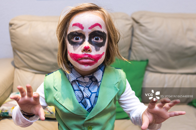 装扮成万圣节和狂欢节邪恶小丑的女孩图片素材
