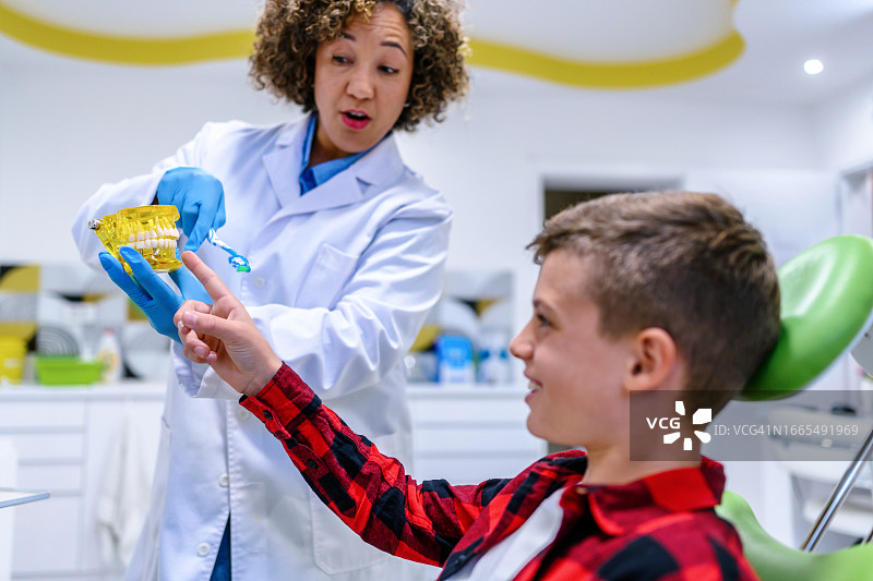 牙医示范如何刷牙图片素材