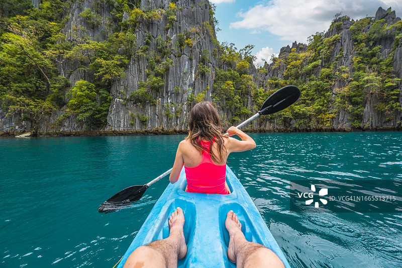 女子在菲律宾巴拉望双子湖划皮划艇的个人视角图片素材