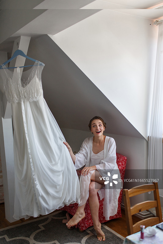 穿着晨礼服的新娘坐在扶手椅上图片素材