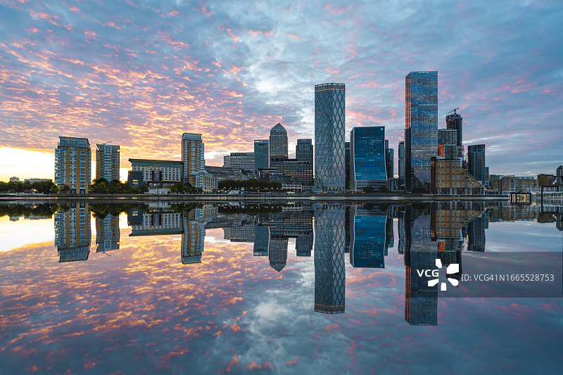 伦敦金丝雀码头日出时的城市天际线（英国）图片素材