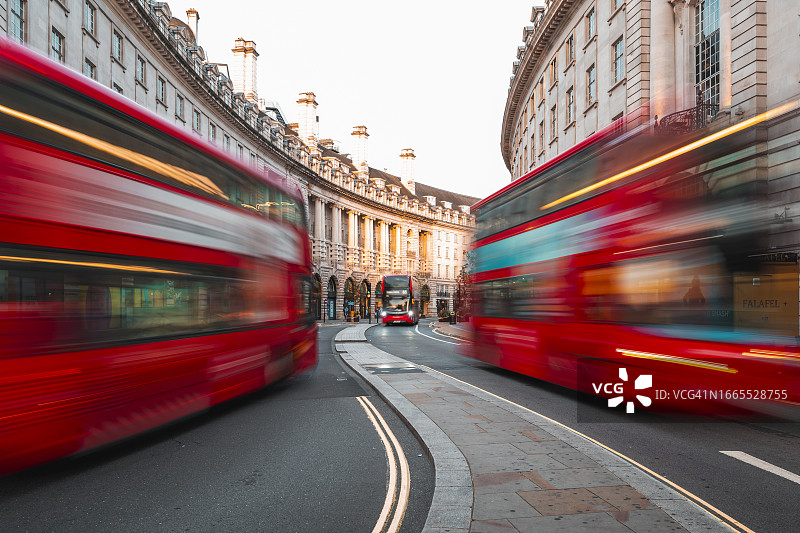 英国伦敦摄政街上的红色双层巴士图片素材