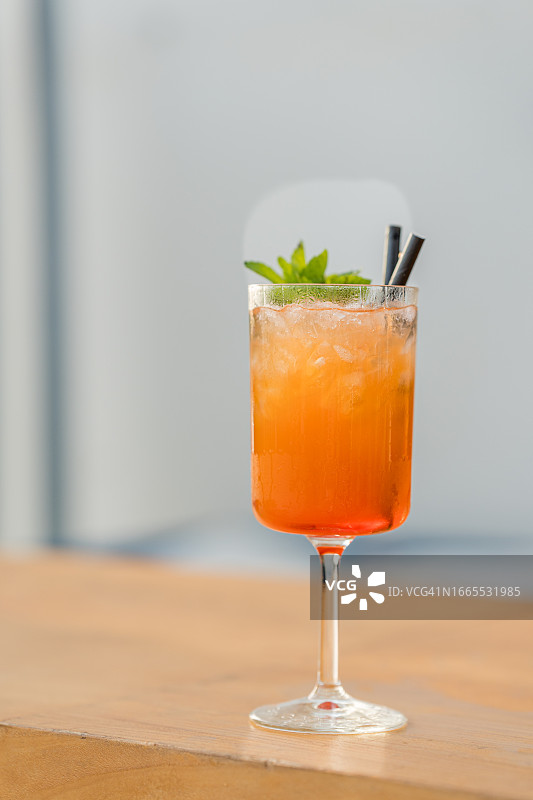 夏季酒吧中的鸡尾酒图片素材