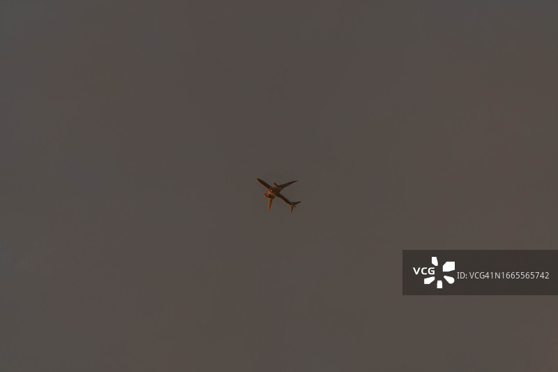 飞机飞越日本神奈川县的日落天空图片素材