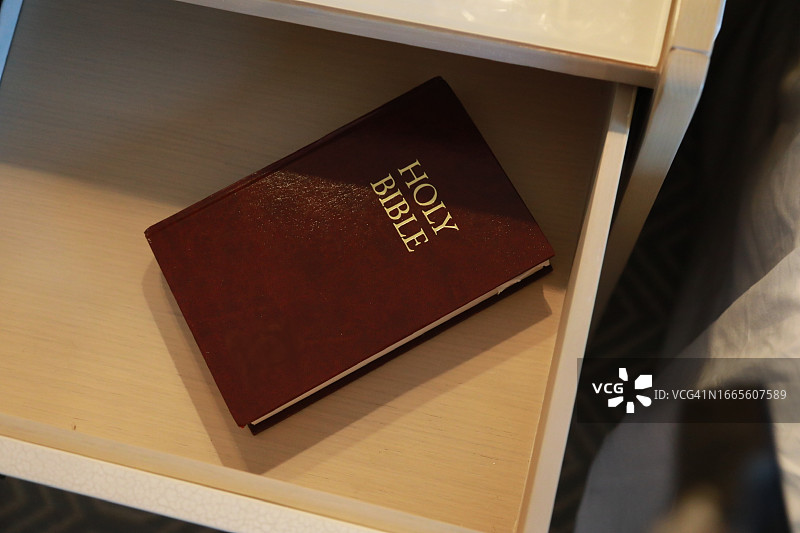 床头柜抽屉里的《圣经》图片素材