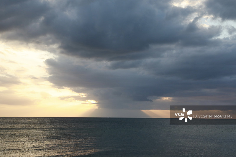 远处的风暴图片素材