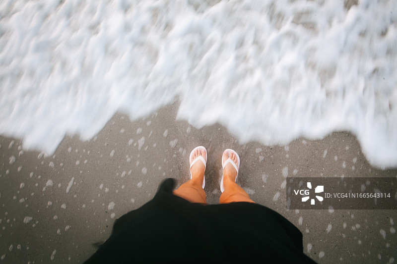 在沙滩上行走的女人图片素材