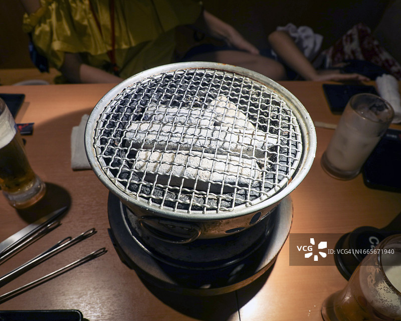 烤肉店餐桌上的备长炭烤炉图片素材