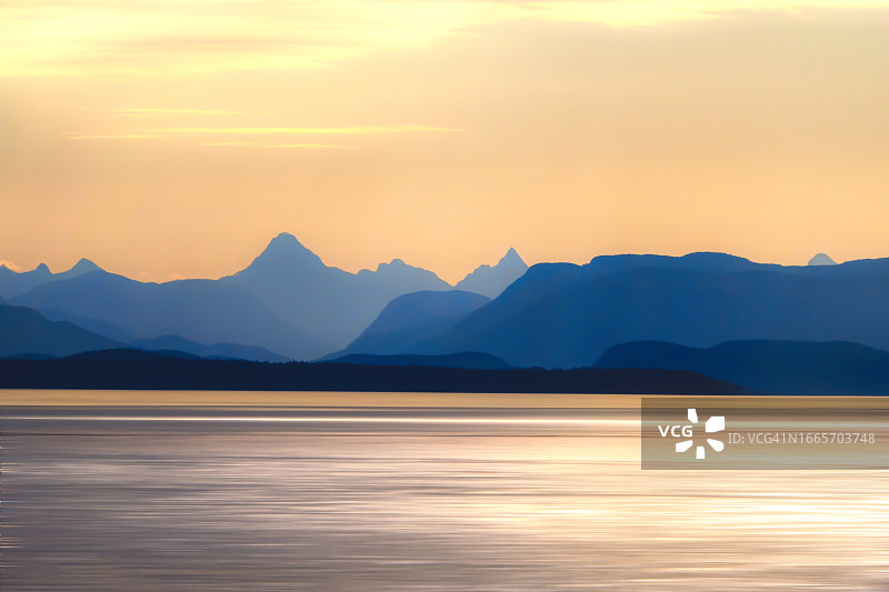 加拿大坎贝尔河山脉日落剪影（2023年6月3日）图片素材