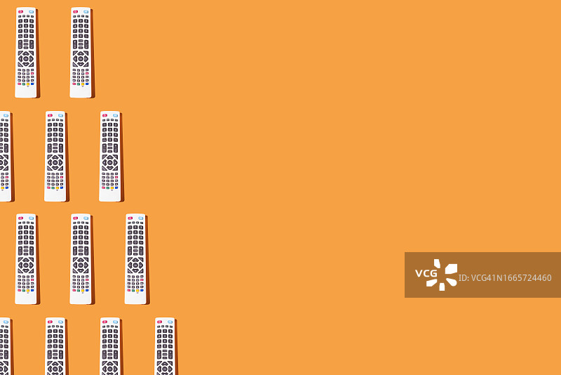 橙色背景上的白色电视遥控器图案，电视概念图片素材