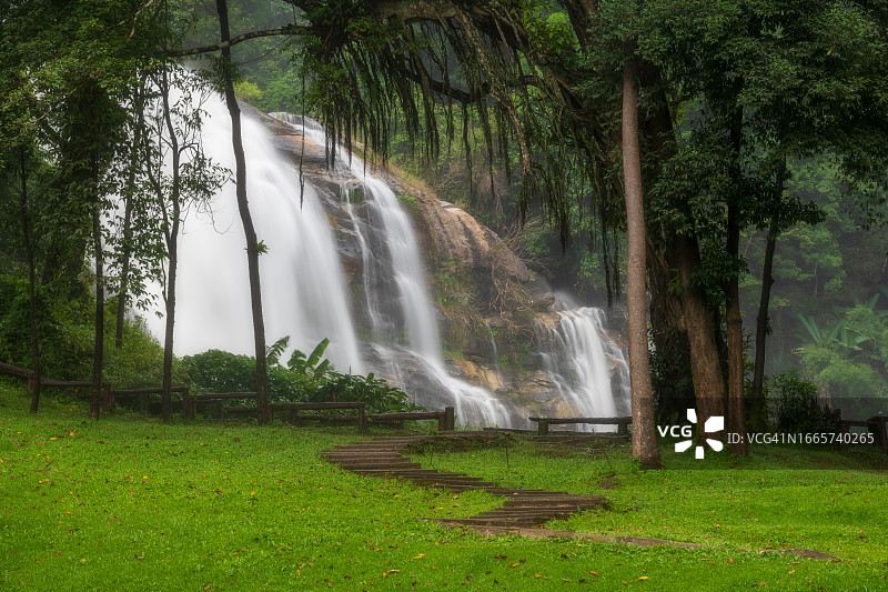 泰国清迈茵他侬山瓦奇拉坦瀑布图片素材