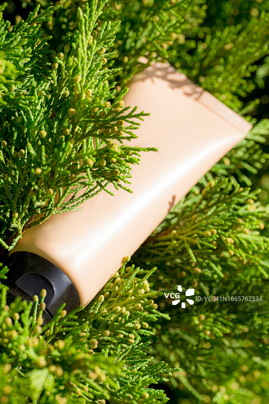 天然化妆品：护肤美颜霜，含绿叶图片素材