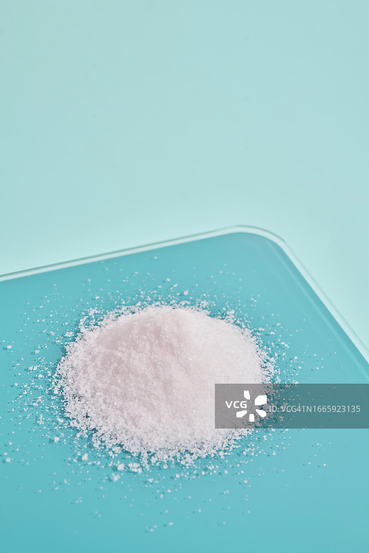 顶部有25克糖的绿色厨房秤图片素材