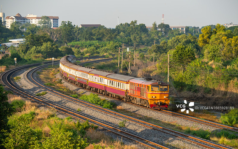泰国国家铁路客运列车阿尔斯通机车图片素材