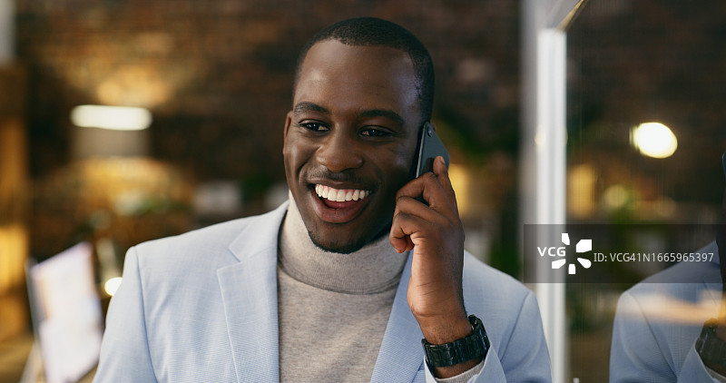 快乐的非裔男律师在办公室进行公司法律事务沟通，洽谈B2B业务图片素材