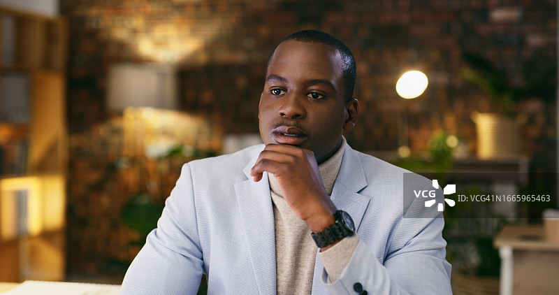 思考，头脑风暴和专业的黑人男子在晚上在办公室里处理法律案件。想法，公司和年轻的非洲男性律师在工作场所规划有截止日期的法律项目图片素材