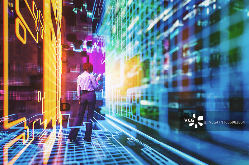 在VR环境中行走的女人图片素材