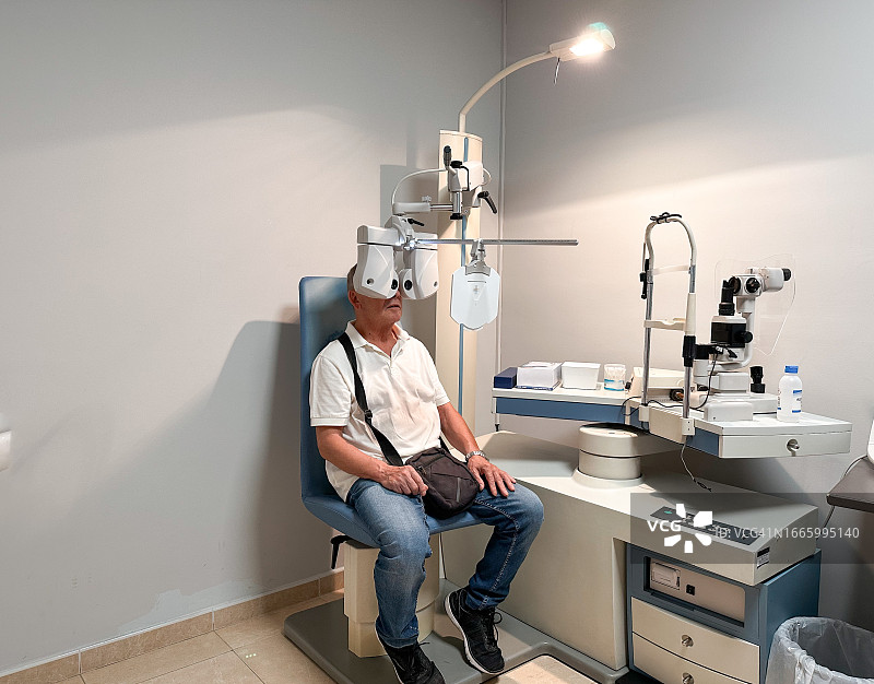年长的男人拜访眼科医生图片素材