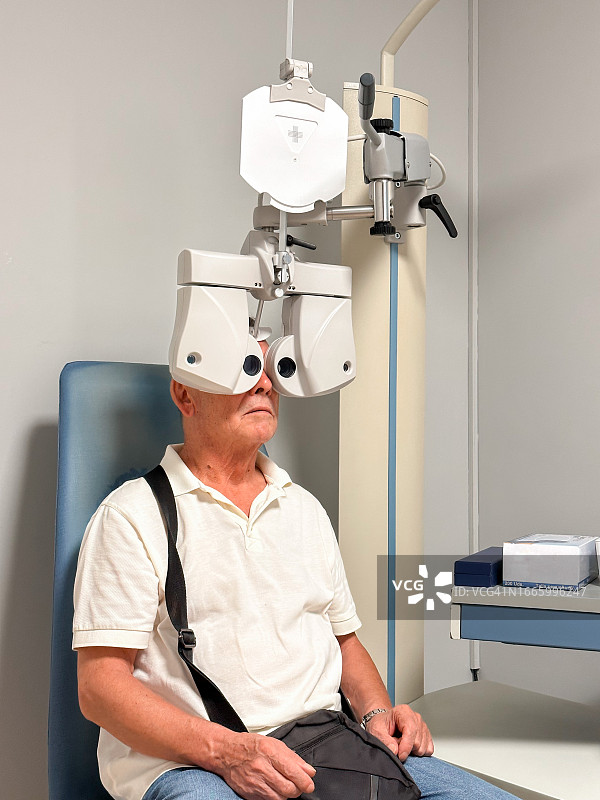年长的男人拜访眼科医生图片素材