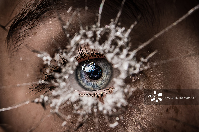 子弹头形状的眼睛图片素材