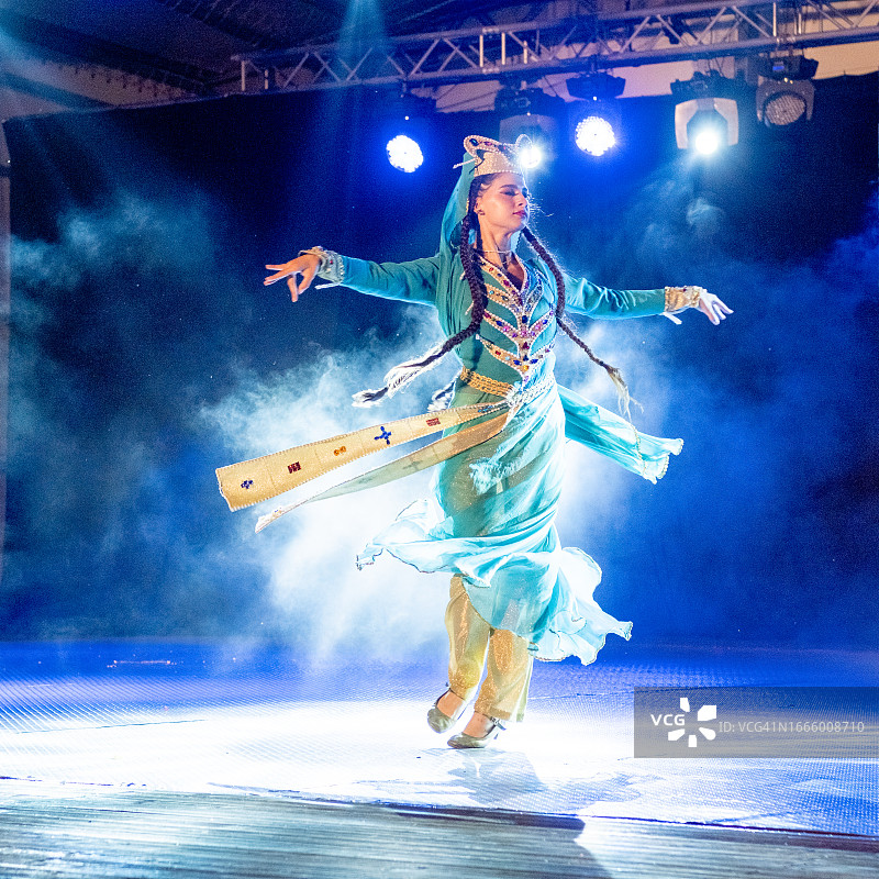 格鲁吉亚民族舞女演员图片素材