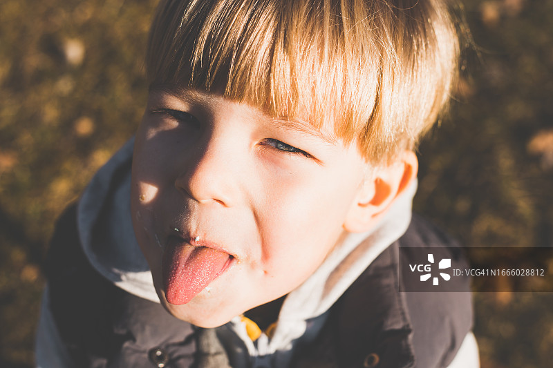 吐舌头的可爱小男孩图片素材