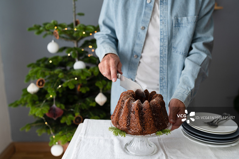 男人切巧克力圣诞蛋糕图片素材