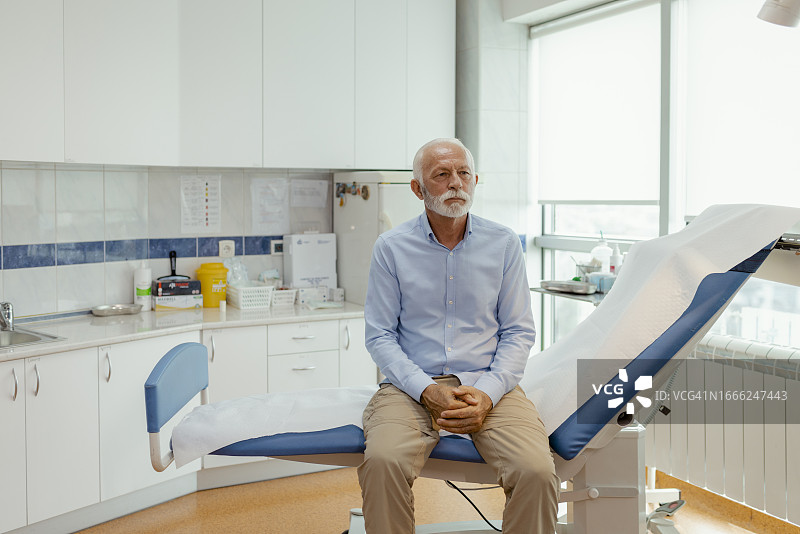 在诊所体检时沉思的年长男人图片素材