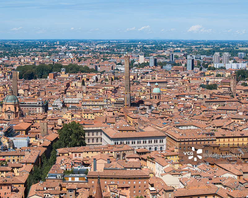 意大利博洛尼亚城市天际线鸟瞰图，古老建筑和中世纪塔楼图片素材