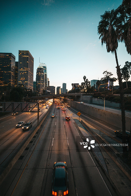 夜晚灯火通明的洛杉矶市中心图片素材
