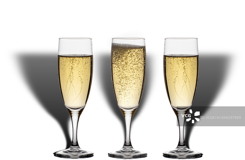 白色背景香槟气泡玻璃杯特写图片素材