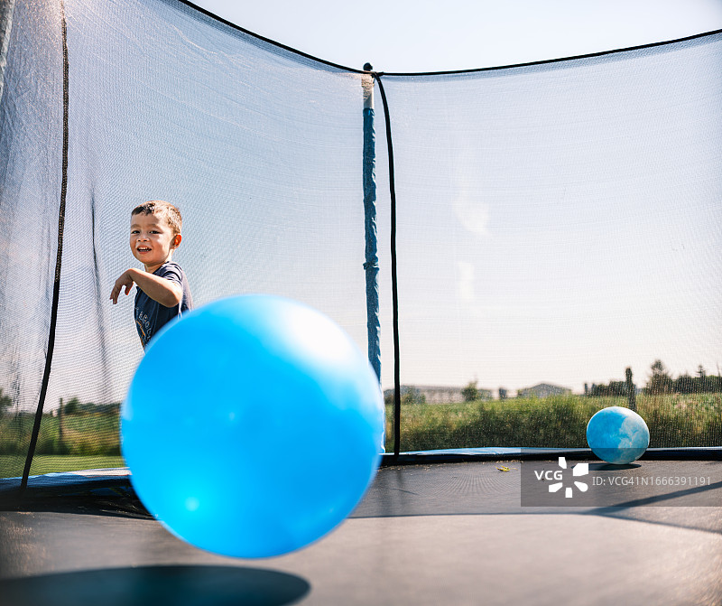 享受夏日露营的混血男孩图片素材