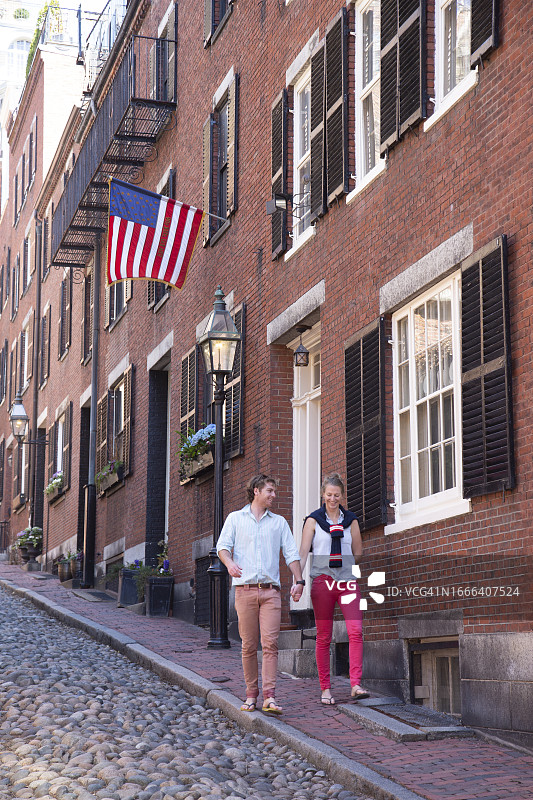 两个游客在散步图片素材