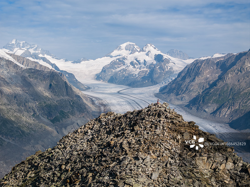 瑞士阿莱奇冰川和艾格峰航拍：欧洲最大的冰川，联合国教科文组织世界遗产图片素材