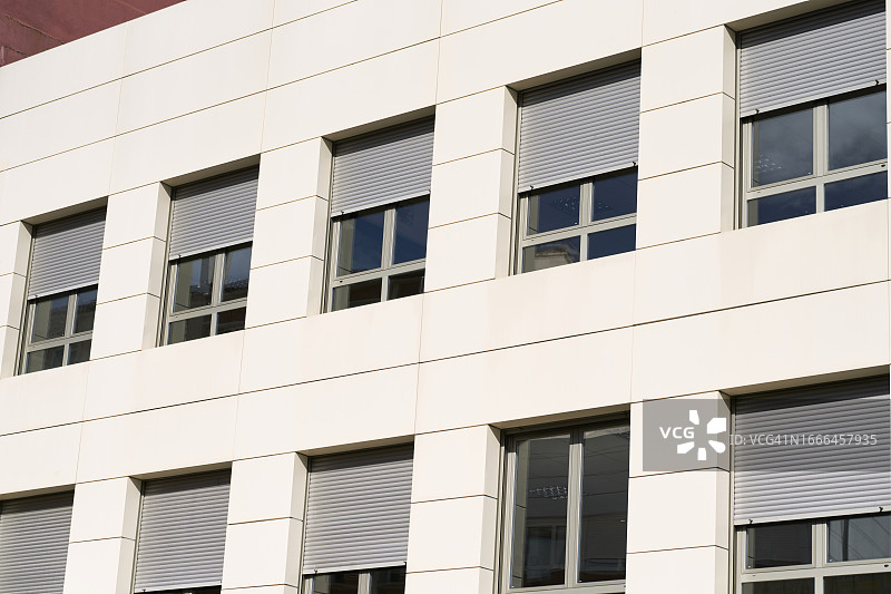 住宅楼外观，玻璃窗关闭图片素材