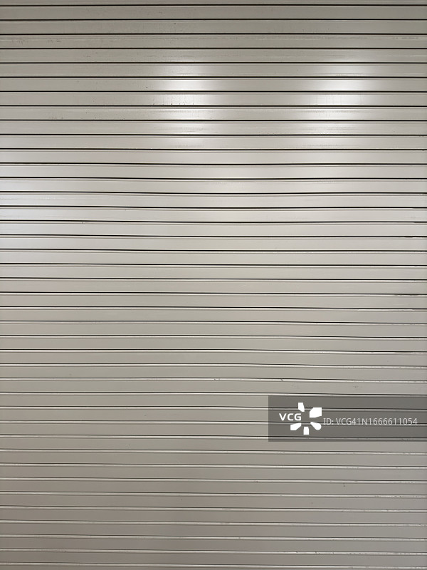 处于关闭位置的卷帘式车库门图片素材