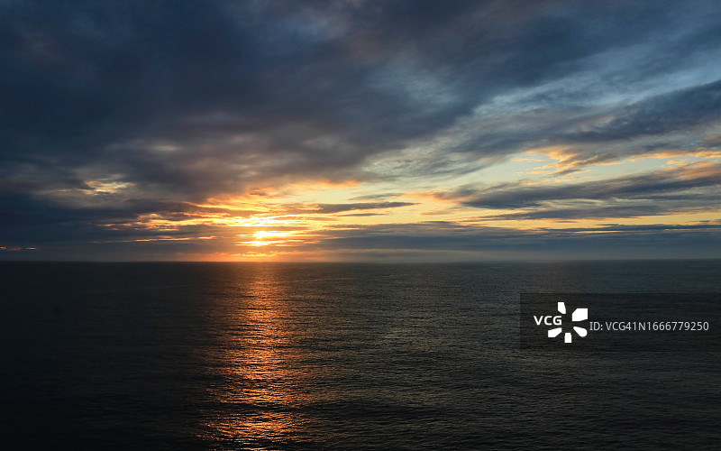 前景为拉布拉多海的日落图片素材